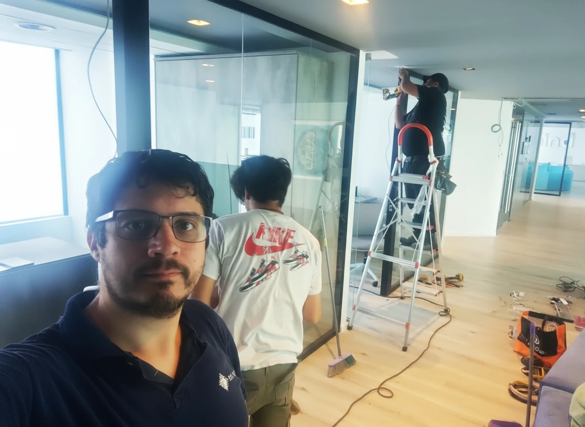 Equipo de Urda Networks trabajando en instalaciones eléctricas y de redes para empresas
