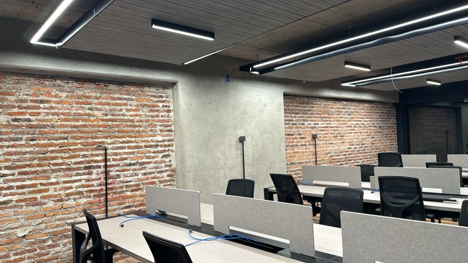 Infraestructura eléctrica y de redes instalada por Urda Networks en entornos corporativos