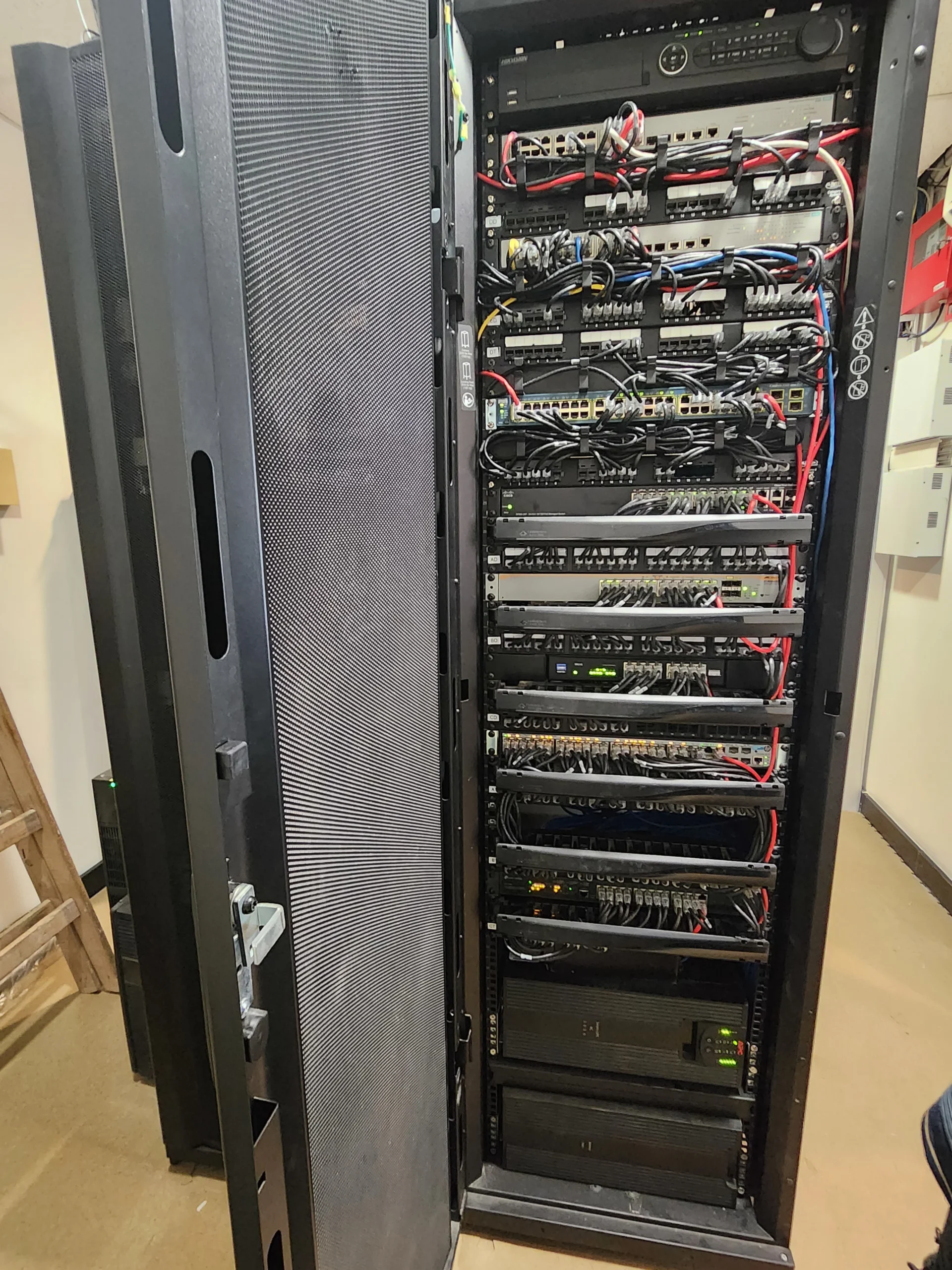 Infraestructura eléctrica y de redes organizada por Urda Networks