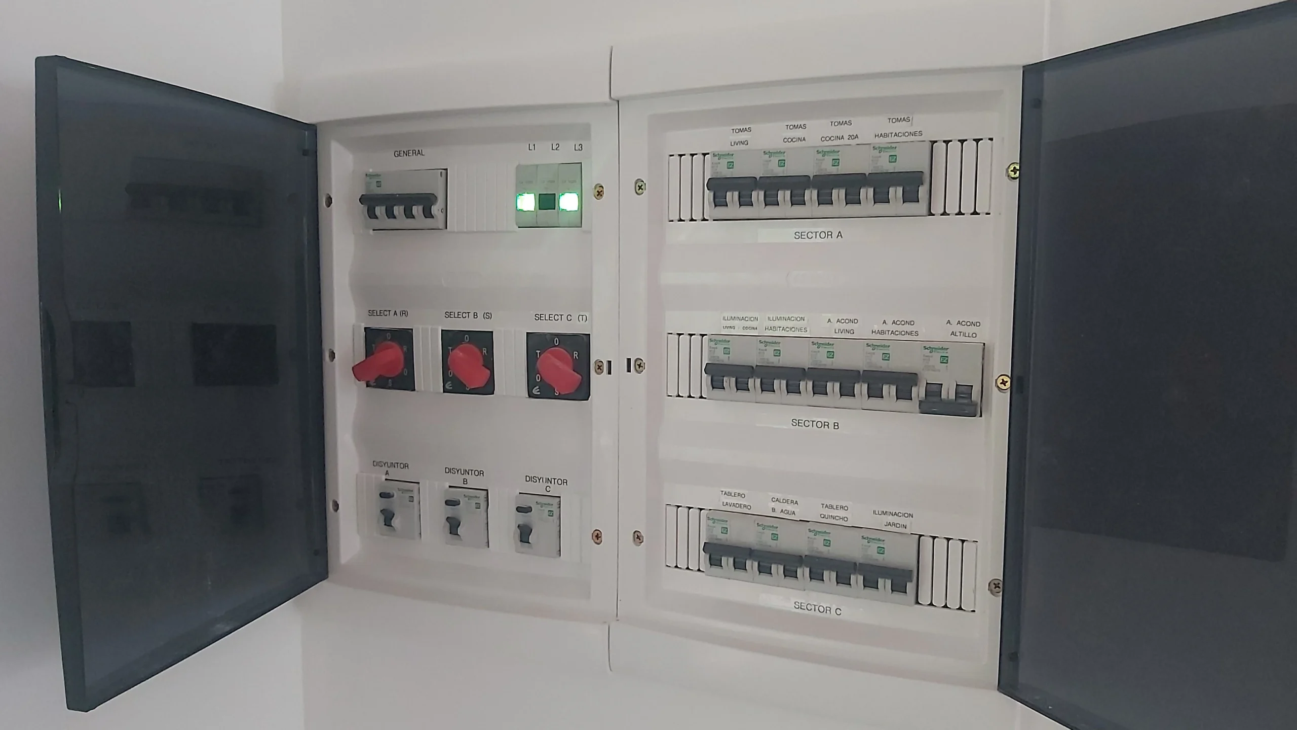 Tablero eléctrico ordenado y seguro instalado por Urda Networks en oficinas